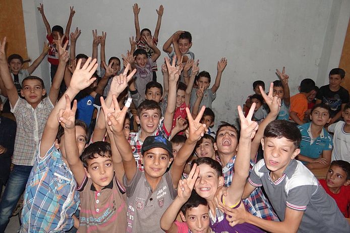 Jubel im Bunker: Erster Schultag in den freien Schulen von Erbin. (Foto: Basiskomitee Erbin)