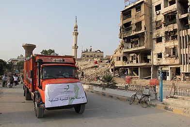 LKWs des medico-Partners Jafra Foundation gelangen ins belagerte Jarmuk, um dort Hilfsgüter zu verteilen. (Foto: Jafra Foundation)