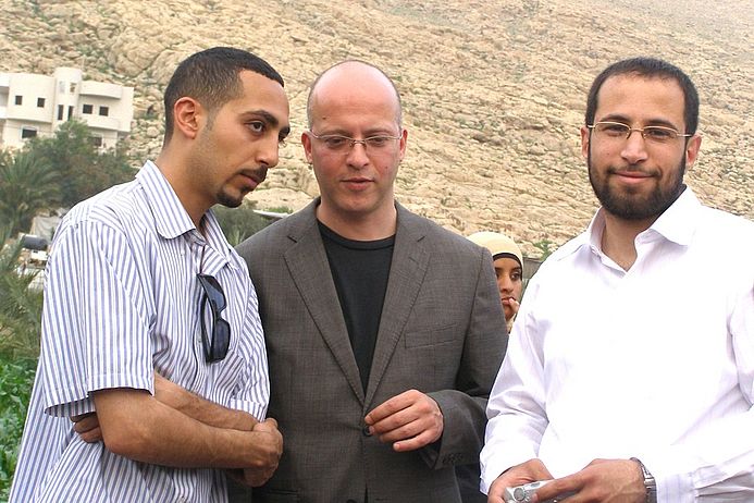 medico-Mitarbeiter Nizar Qabaha (links) & Tsafir Cohen (mitte) im Gespräch mit UAWC-Jordantal-Koordinator Mohammed Njoum