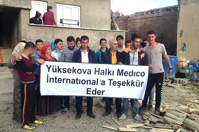 "Die Bevölkerung von Yüksekova dankt medico international." (Foto: Rojava-Hilfsverein)