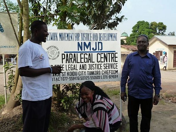 Die Mitarbeiter/innen der medico Partnerorganisation NMJD
setzen sich für Rohstoffgerechtigkeit ein