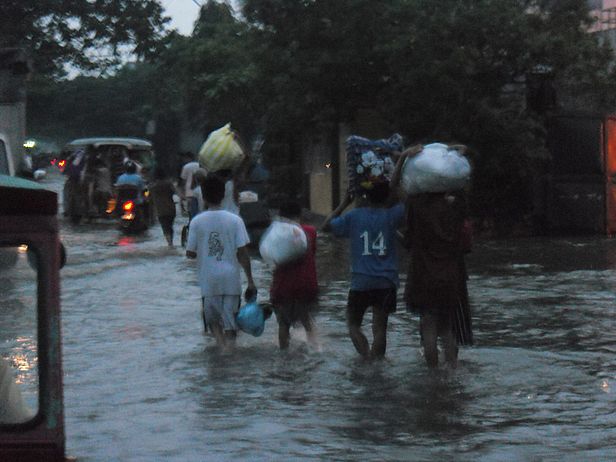 Menschen fliehen vor dem Wasser